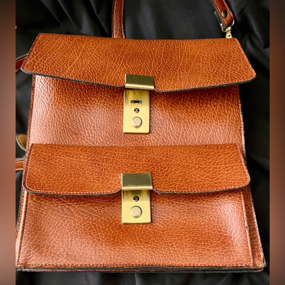 70s Vintage Pebbled Leather Locking Mailbag Briefcase - Rare 6-Pocket Satchel - Picture 7 of 17